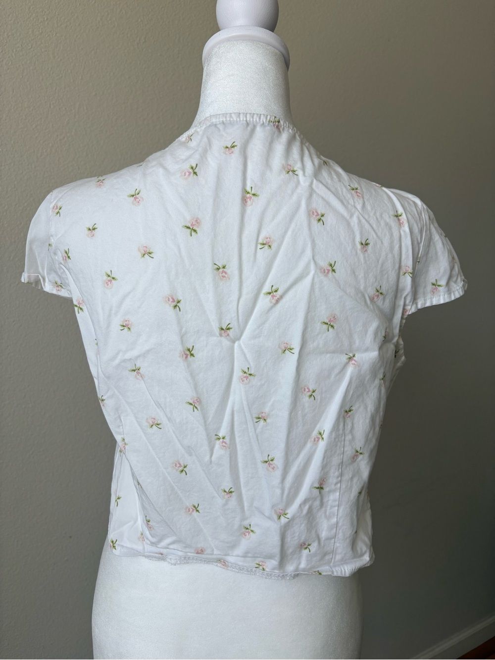 Brandy Melville White Wrap Crop Top with Pale Pink Rose Print 2 US - Picture 6 of 9